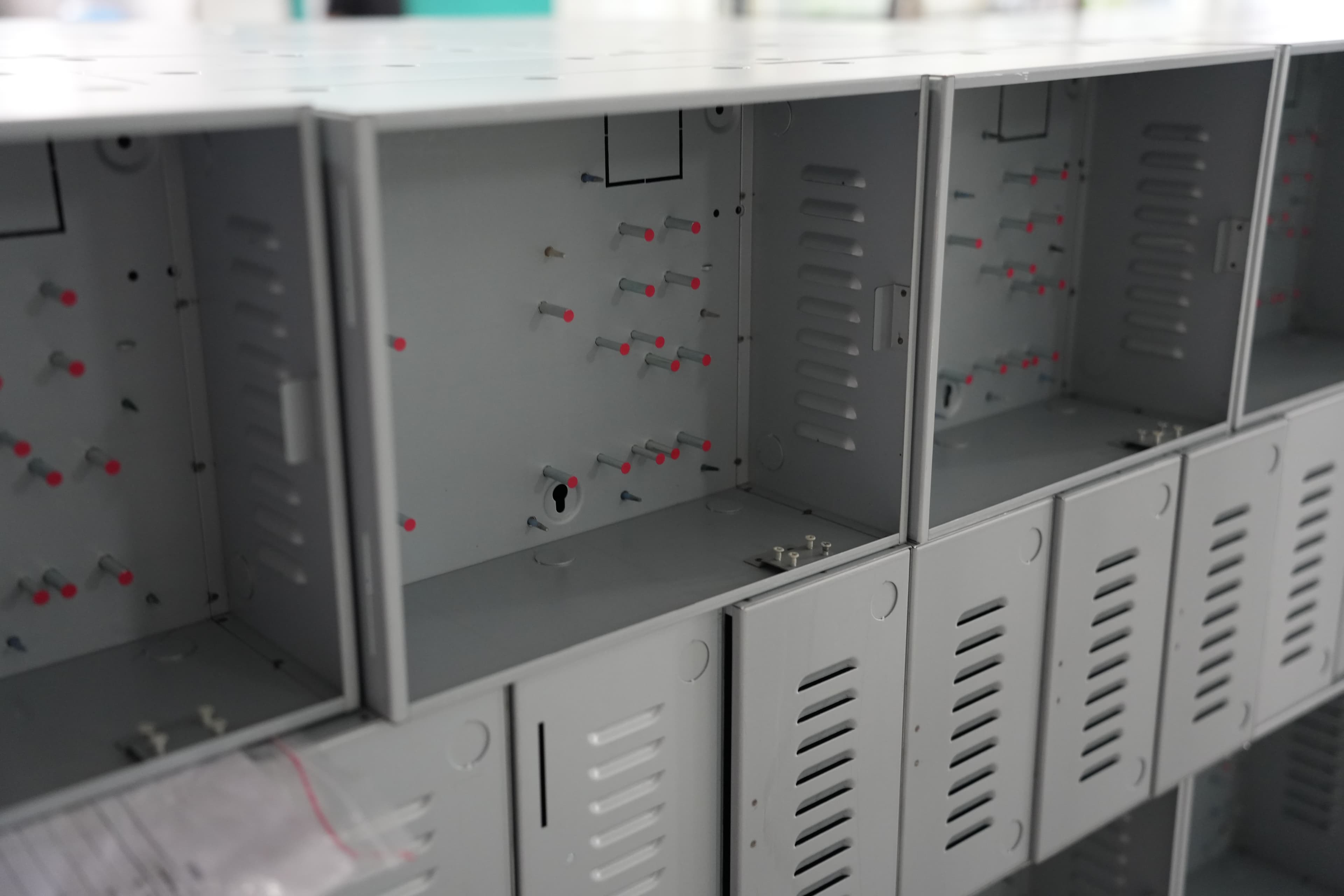 已完成噴粉處理及絲印的電氣外殼成品