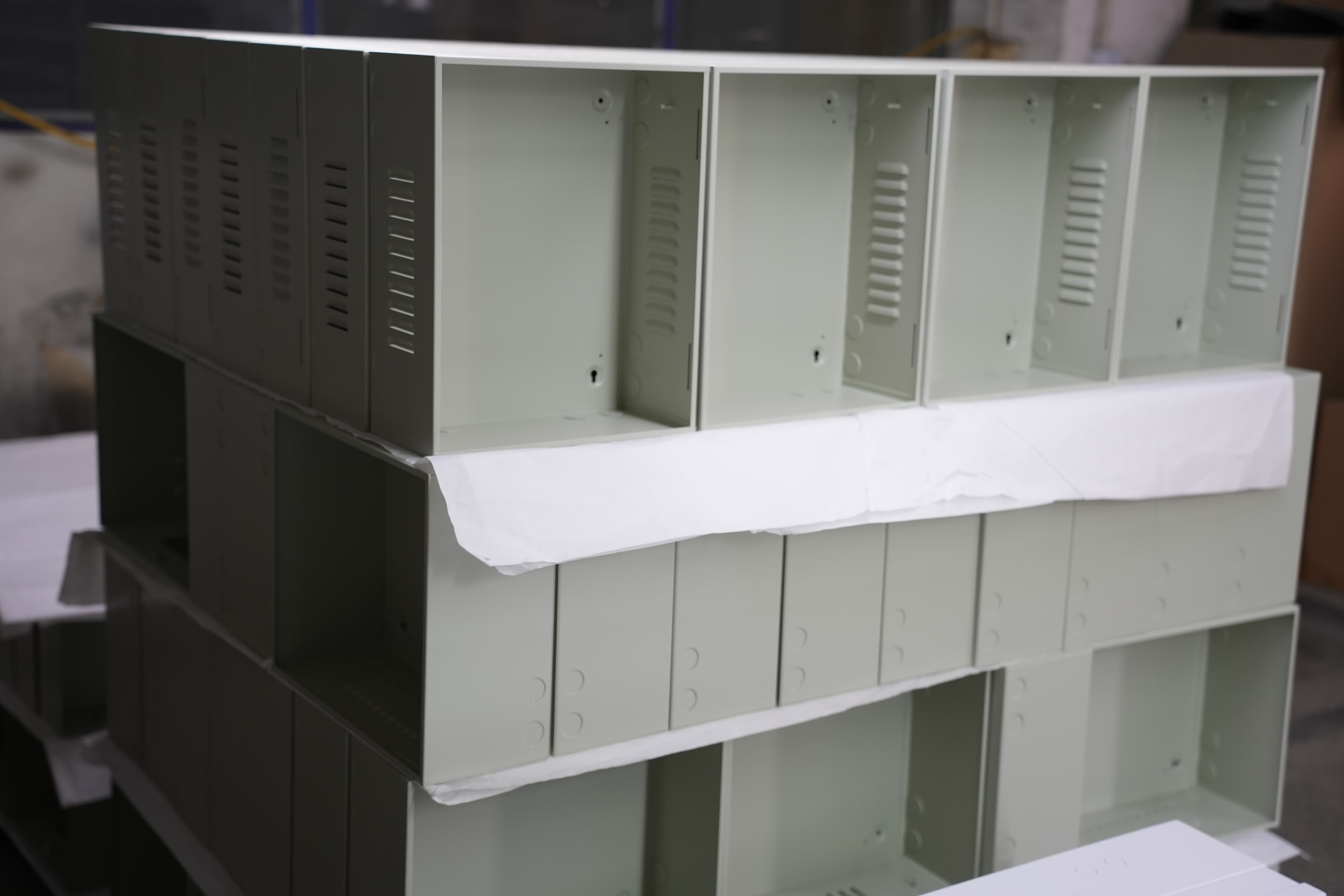 從金屬板材製造的訂製電氣外殼，展示最終組裝成品